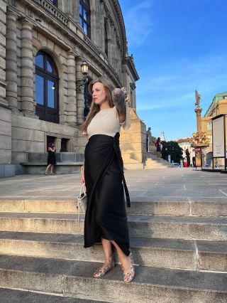 Tahle “sukně”… není jen sukně. 🤫 Je to jeden kousek, který změní tvůj šatník – i způsob, jak se oblékáš. Dnes elegantní...