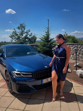 💙 Když sladíte outfit s BMW a ještě stihnete uzel na koktejlové šaty 💙⁠ ⁠ Naše úžasná @lenkasimcova vzala multifunkční...