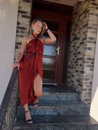 🔥 Jedna barva, nekonečno charismatu 🔥⁠ ⁠ Dnes jsem proměnila multifunkční kousek v halterneck šaty s uzlem a vysokým...